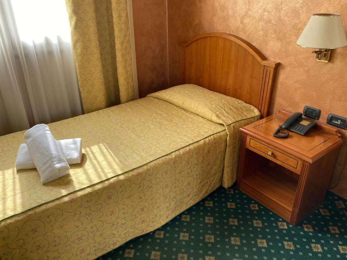 Hotel Visconti Melzo Bagian luar foto