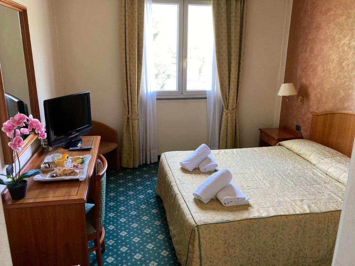 Hotel Visconti Melzo Bagian luar foto