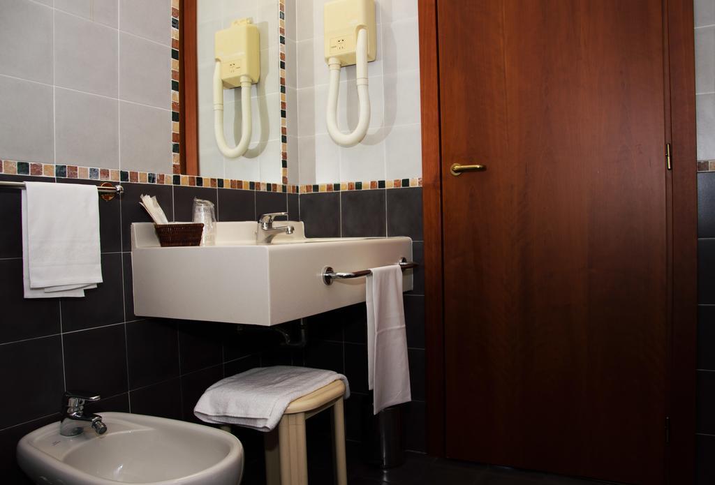 Hotel Visconti Melzo Bagian luar foto