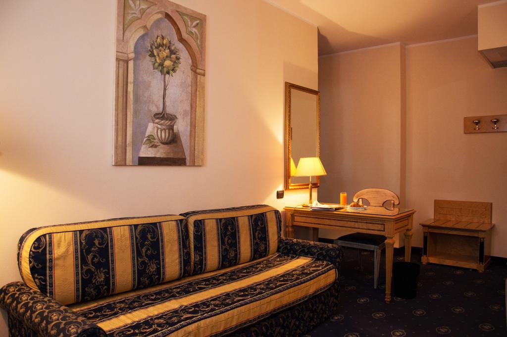 Hotel Visconti Melzo Bagian luar foto