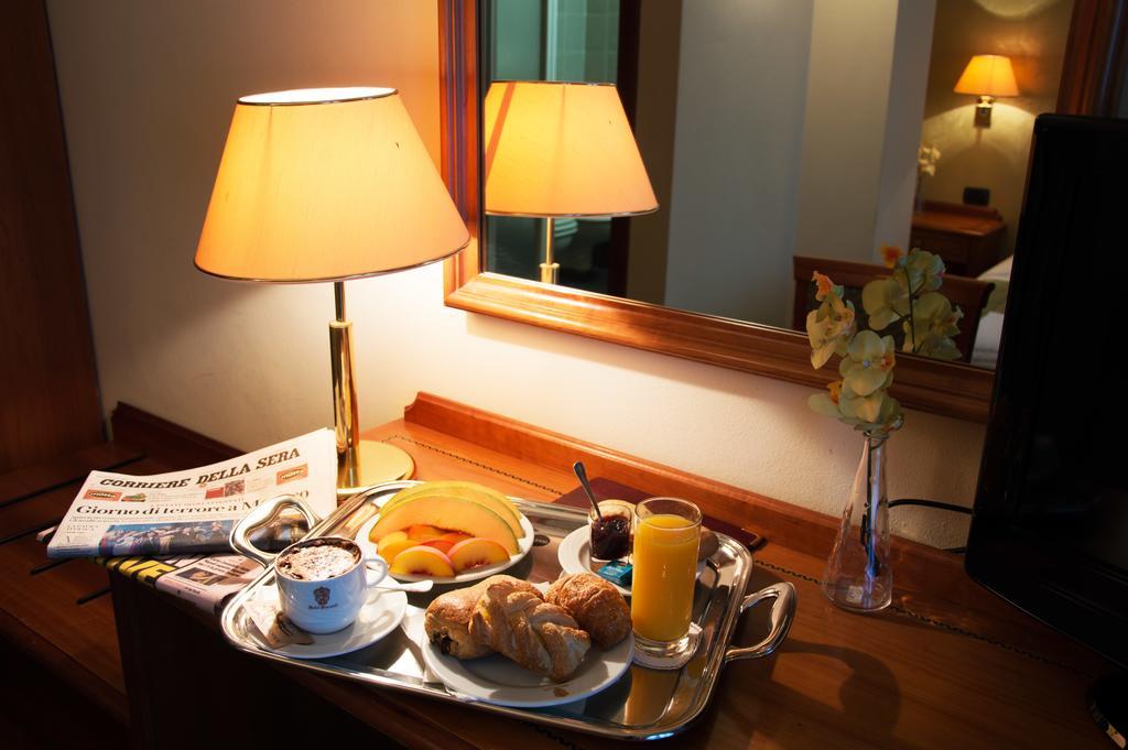 Hotel Visconti Melzo Bagian luar foto