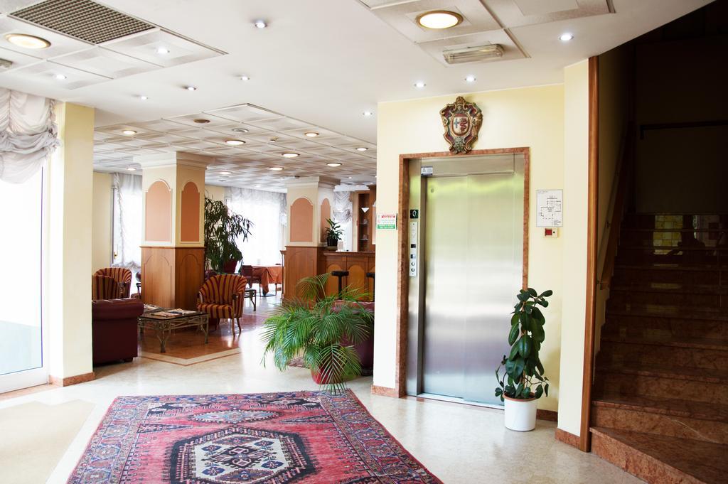 Hotel Visconti Melzo Bagian luar foto