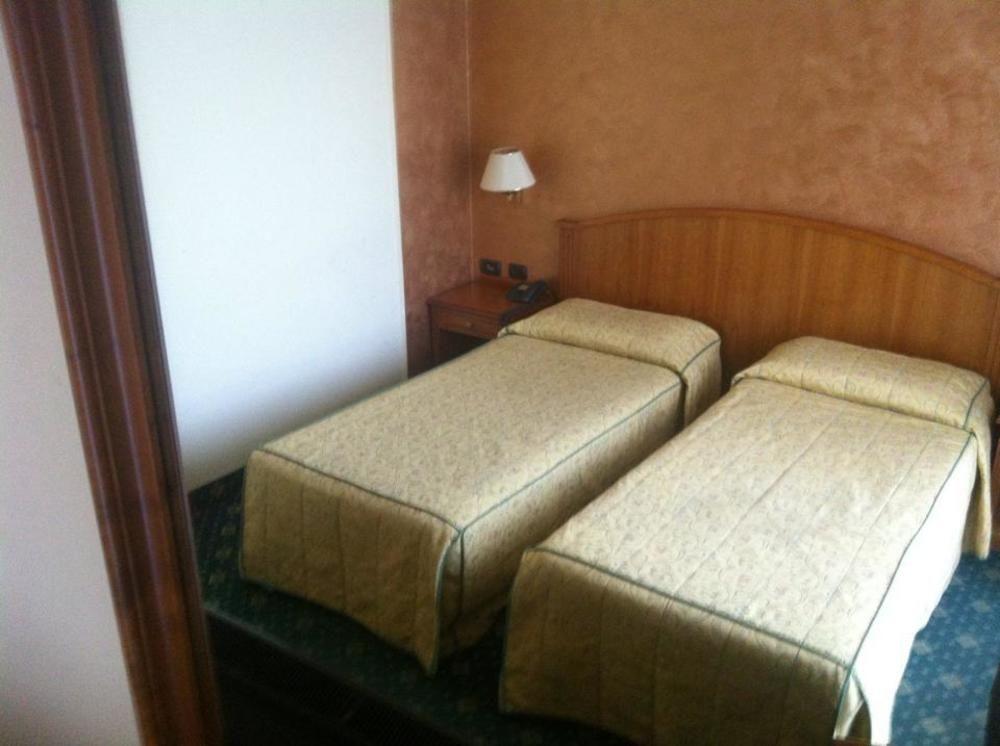 Hotel Visconti Melzo Bagian luar foto