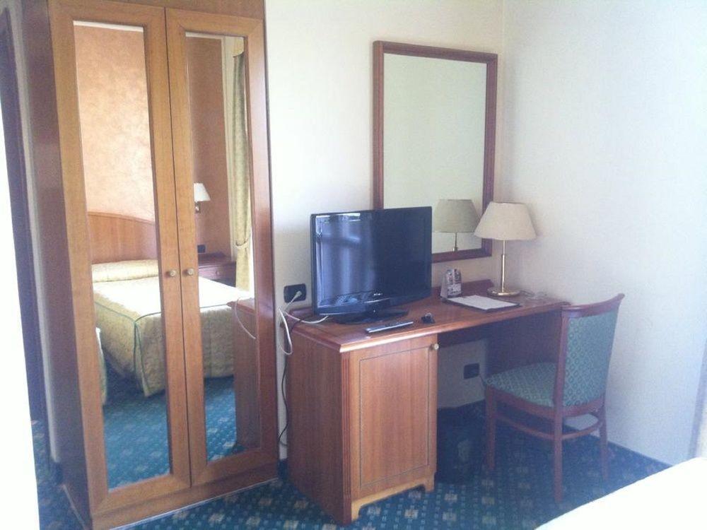 Hotel Visconti Melzo Bagian luar foto