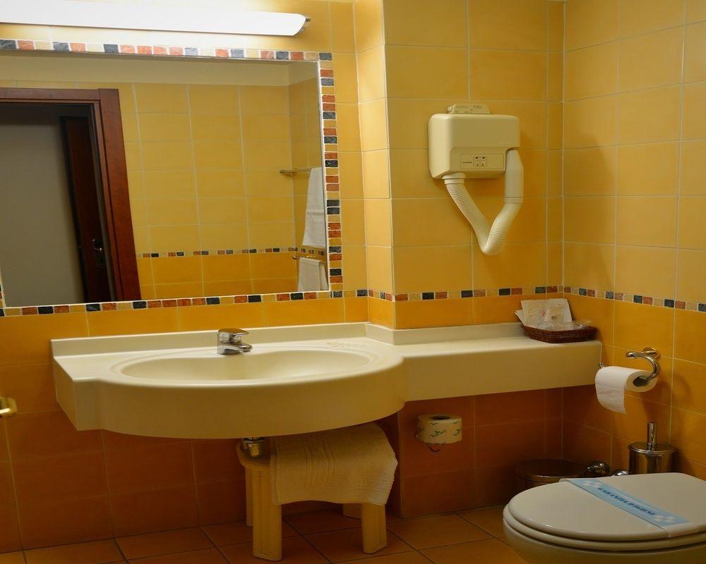 Hotel Visconti Melzo Bagian luar foto