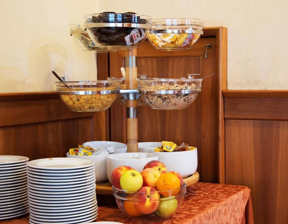 Hotel Visconti Melzo Bagian luar foto