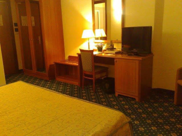 Hotel Visconti Melzo Bagian luar foto